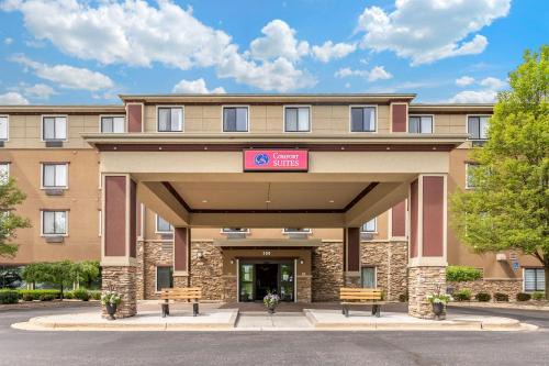 Comstock Park Hotel | Comfort Suites Grand Rapids North