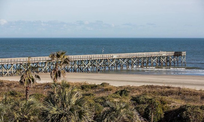 Isle of Palms Condo | Comfort @ the Beach, Oceanfront Condo! Community Pool & 1000ft Fishing Pier!