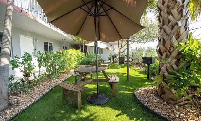 Central Oakland Park Apartment | Comfortable 1-Bedroom Apt near Beaches, Dining & Shops