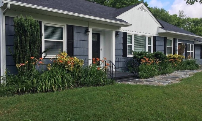 Cleveland House | Comfortable 3BR/2Bath in Historic Downtown Cleveland TN