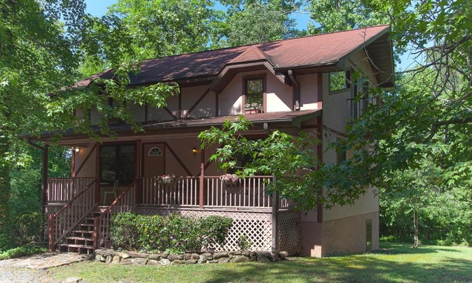 Columbus House | Comfortable 4-Bed Chalet Near Tiec, Pets Welcome