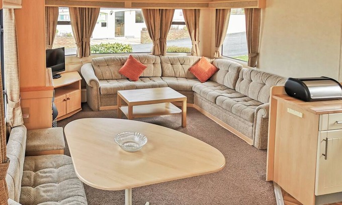 Narberth House | Comfortable and spacious 12ft-wide caravan with one double and two twin.