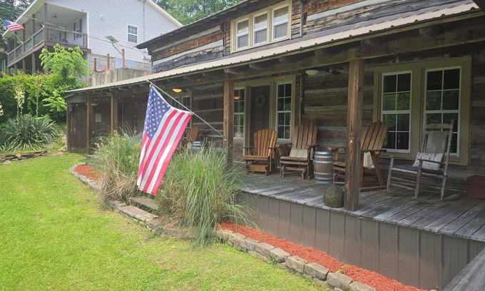 Lynchburg Cabin | Comfortable cabin in Lynchburg with a lake view.5 miles from Jack Daniel