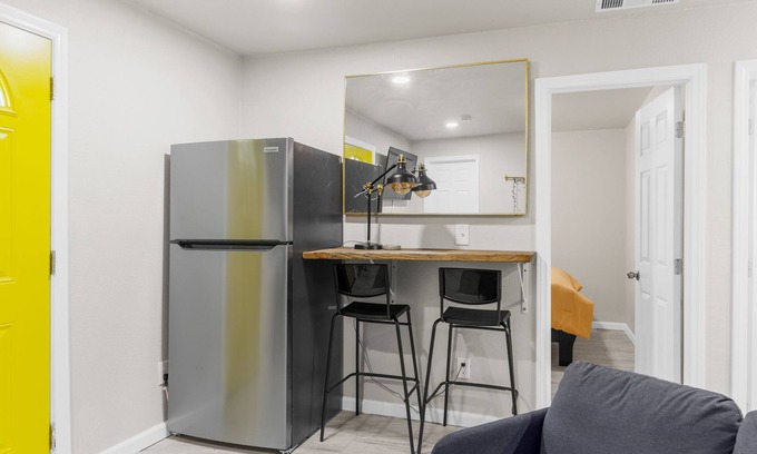 Compton Apartment | Comfortable Compton 2 Bed APT 1