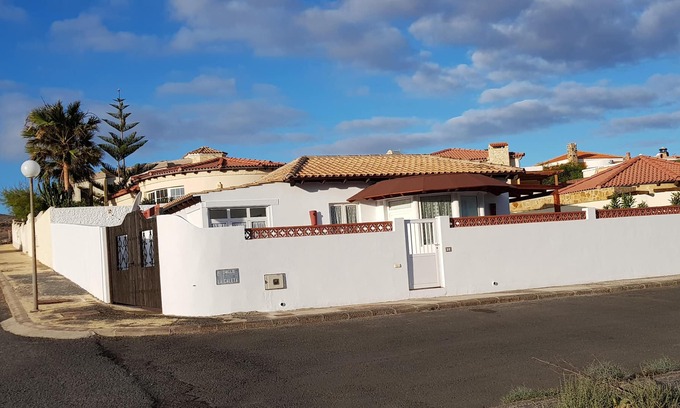 La Pared House | Comfortable detached house surrounded by nature, 2 steps from the sea.