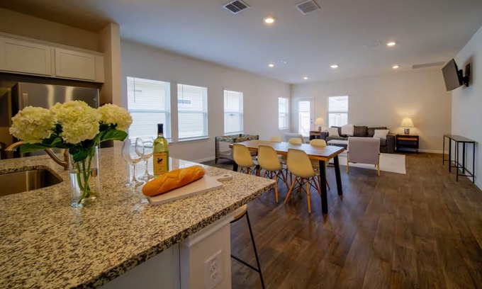 Manor House | Comfortable Midterm 4BR in Manor Near Tesla & Samsung Furnished + Flexible Stays