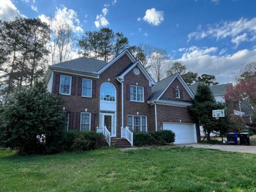 Chapel Hill House | Comfortable Rooms in A Single Family House in Chapel Hill near UNC Duke RTP, with Massage Chair