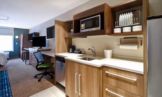 Wichita Hotel | Comfortable Suite w/Ample Breakfast Options Near Local Dining
