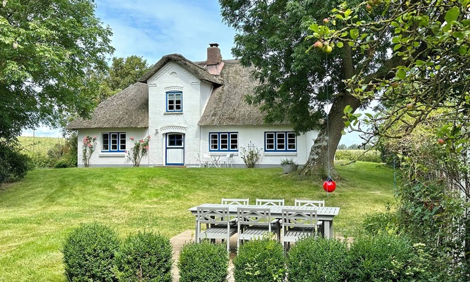 Osterhever House | Comfortable thatched-roof house in a fantastic secluded location near St. Peter-Ording