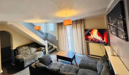 Newton Aycliffe House | Comfortable Two Bedroom Home DL5 with Garden Parking and Free WiFi