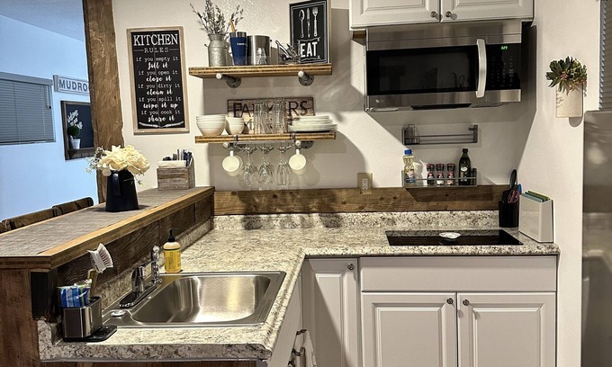 Callender Apartment | Comfortable1 Bedroom 1 Bath upstairs apartment Private Parking. Gated Property