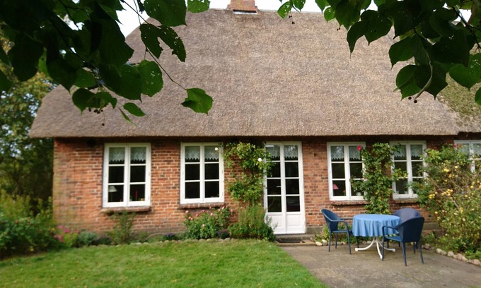Wobbenbull House | Comfortably furnished thatched roof house with a large garden