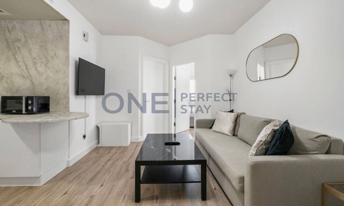 Jumeirah Lake Towers Apartment | Comfy 1BR with Lake View