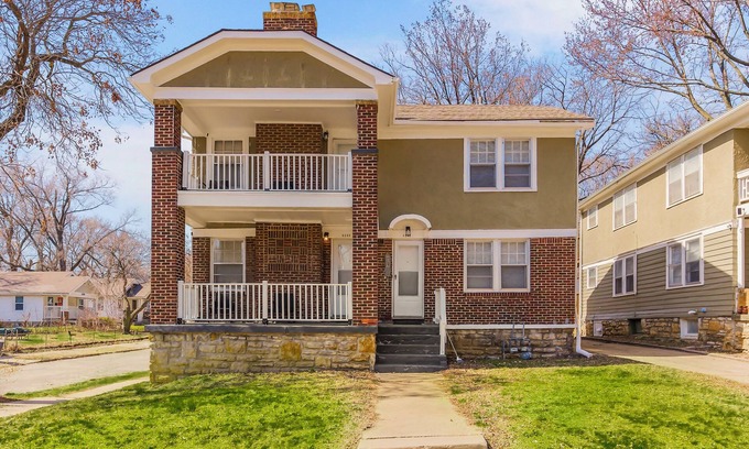 South Kansas City House | Comfy 2BR Near Hospitals, UMKC, Brookside, & Plaza