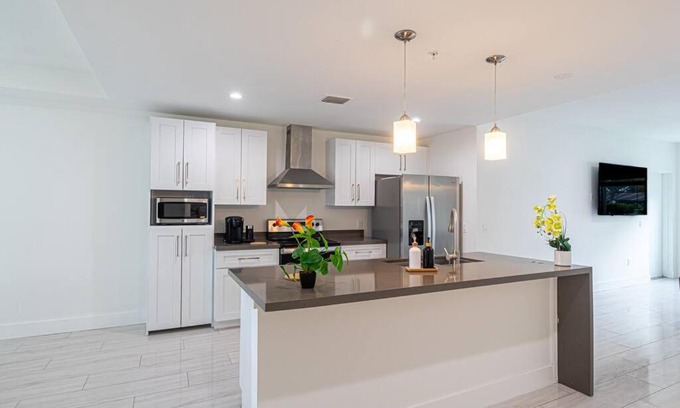 Hallandale Beach Apartment | Comfy 3 Bed 2 Bath Apt W Free Parki