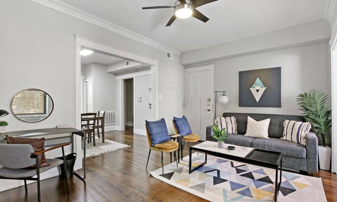 East Albany Park Apartment | Comfy and Chic 2BR Apt close to Shops