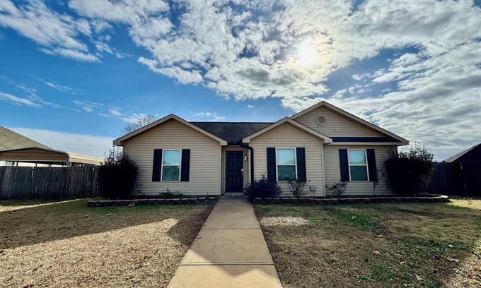 Perry House | Comfy and Stay in Perry close to GA Fairgrounds, Warner Robins AFB and more