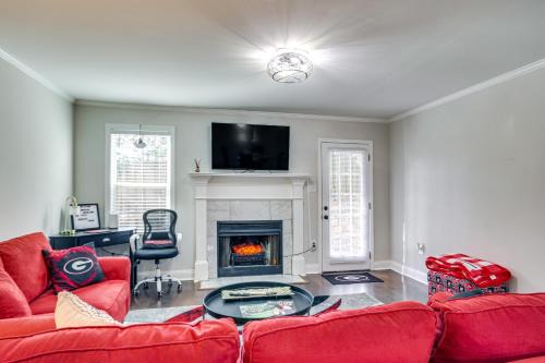 Summerville Apartment | Comfy Augusta Condo with Deck about 4 Mi to Olde Town