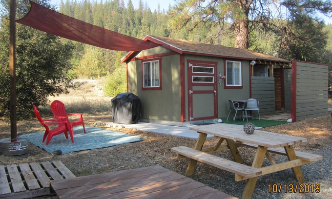 Douglas City Cabin | Comfy Cabin and Glamping Right on the Trinity River