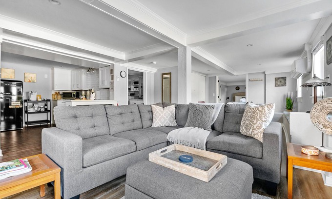 Charleston House | Comfy, Cozy, Captivating | Park View