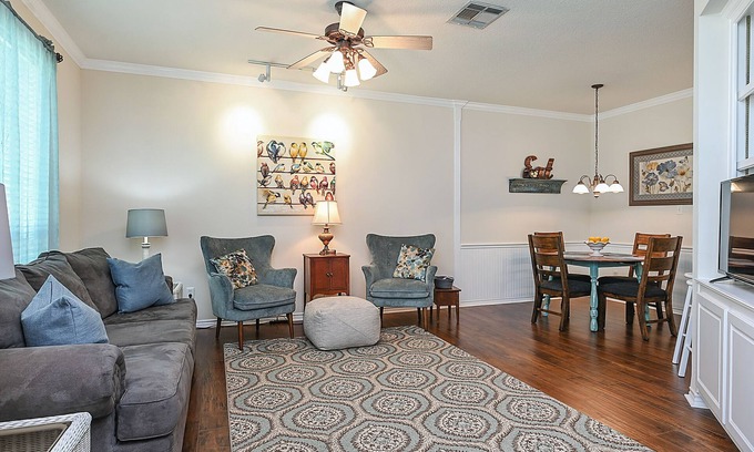 Southwood Valley House | Comfy, Cozy, Colorful and Centrally Located, Minutes From Texas A&M!