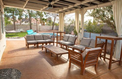Paradise Valley House | Comfy Expansive Home - Near the Strip - Heated Pool