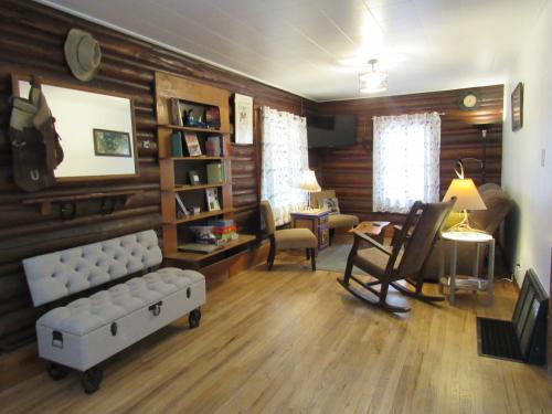Cody House | Comfy log cabin in walking distance of downtown