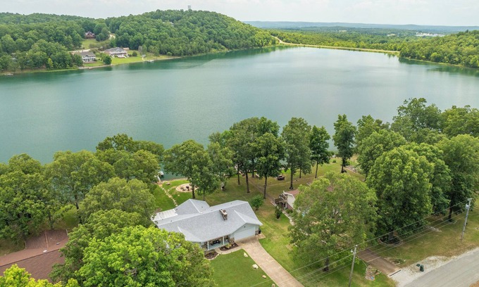 Horseshoe Bend House | Comfy & Updated Diamond Lakefront Home