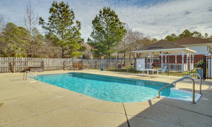Gautier Condo | Community Grills & Pool: Gautier Condo!