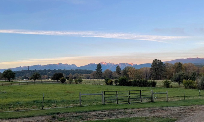 Grantsdale Cabin | Como View Cabin - 2 bedroom cabin, epic views, close to fishing access, sleeps 4