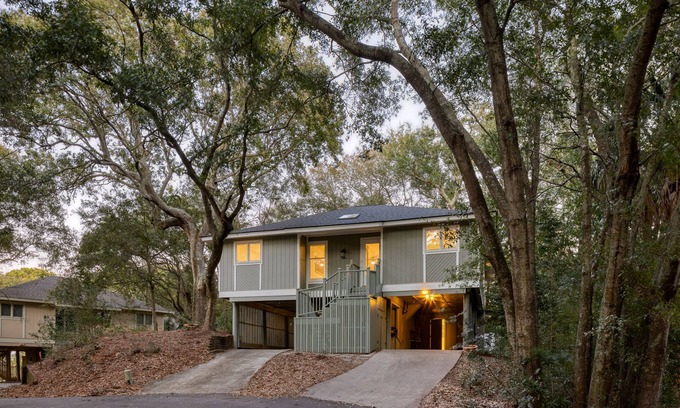 Twin Oaks House | Conch Cottage by AvantStay | Walk to Beach, Deck, Fireplace, Outdoor Dining