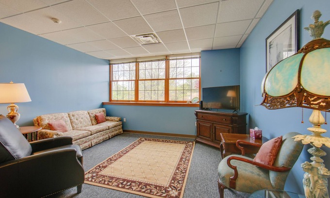 New Kensington Apartment | Conference Center & Pond: New Kensington Apartment