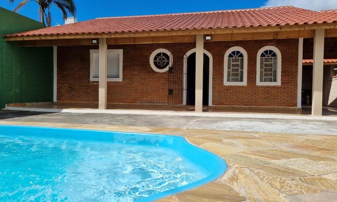 Indaia House | Confortável casa com piscina e churrasqueira a 100m da praia