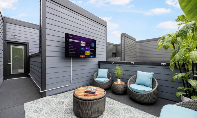 Conroe House | Contemporary-3 Bedroom-Rooftop in the Heart of Downtown Conroe