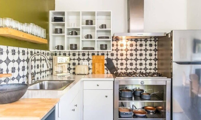 Bixby Knolls Villa | Contemporary Front House w Shared Patio