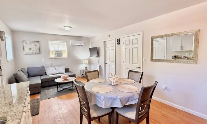 North Charleston Apartment | Convenient Bright 2 beds/1 Bath Apartment+10 Min Airport.Easy Access to Highway.