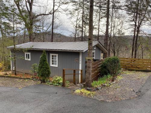 Dahlonega House | Convenient Cottage-Hot Tub, 4 Minutes to Dahlonega