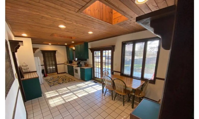 Athens House | Convenient, Spacious & Cheerful - The Summitt!