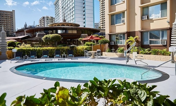 Ala Moana House | Convenient Stay in Hawaii! Onsite Pool, Pets Allowed, Close to Ala Wai Promenade