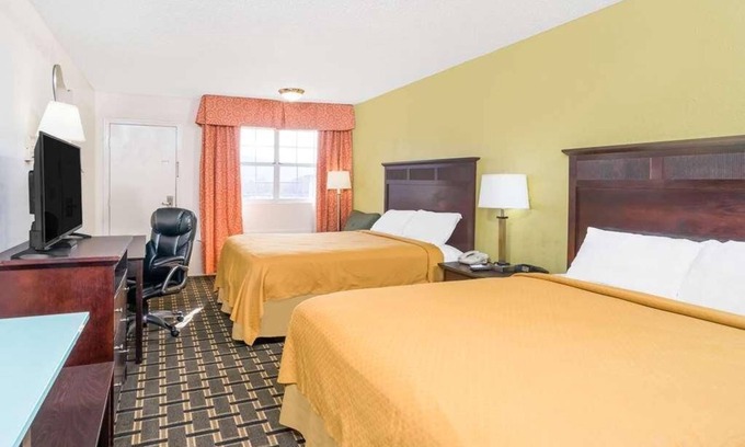 Lookout Valley Neighborhood Association Resort | Convenient Stay in Knights Inn Chattanooga! Pet Friendly Property!