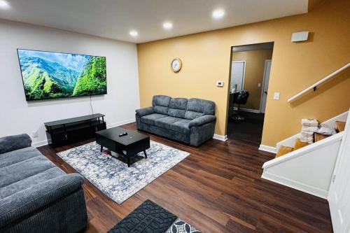 Des Plaines Villa | Convenient Stay near Chicago Ohare Airport with King Beds and Coffee