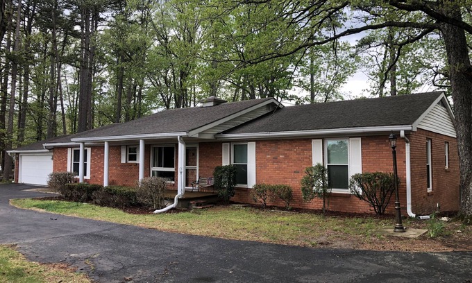 Eureka Springs House | Convenient to Eureka, Hiking/Biking trails, Motorcycle/Pet friendly, Hot Tub.