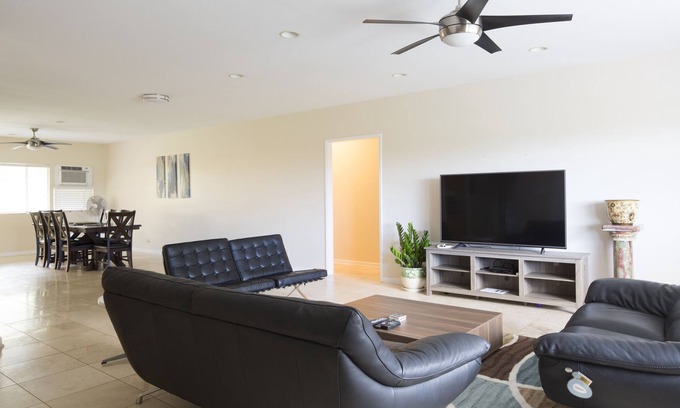 'Aina Haina House | Convenient to Waikiki Large 3000 sqft 4br 2ba house in East Honolulu