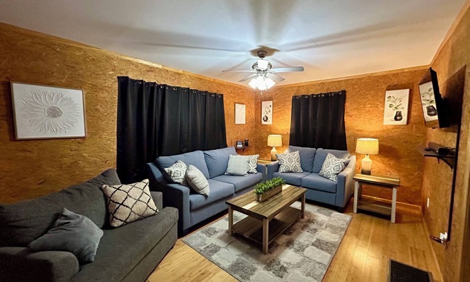 Cape Girardeau House | Conveniently Located Modern Home - Downtown-River-Casino-SEMO-Hospital