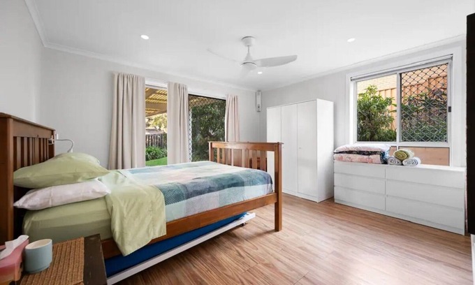 Molendinar Apartment | Conveniently Located Unit With A Pool