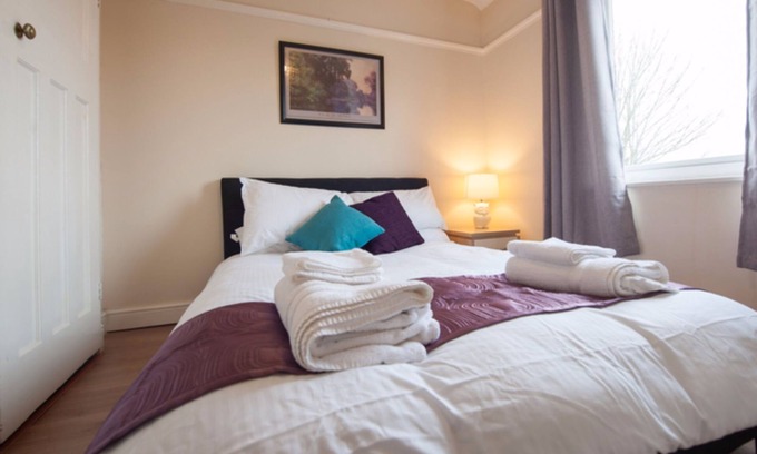 Hinckley House | Conveniently located House With off road parking