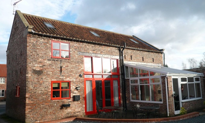 Alne House | Converted farmstead that sleeps 26; 6 showers, 2 baths;table tennis; sauna; gym.