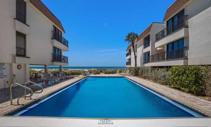 Holmes Beach Condo | Cool Breeze by Beach Boutique Rentals