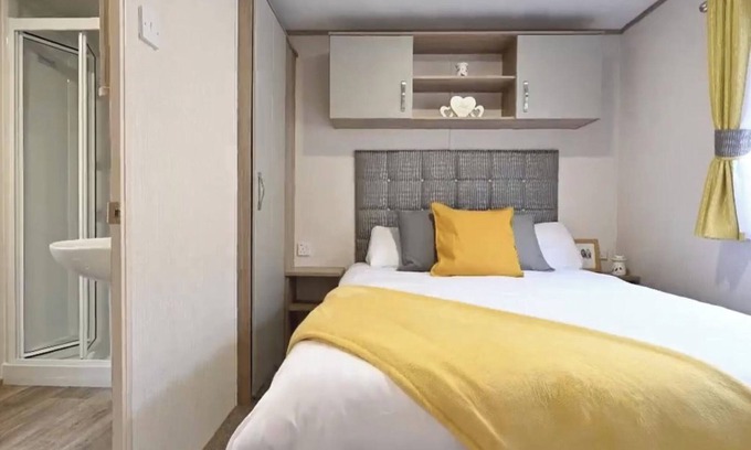 Colchester Cabin | Coopers Beach 3-Bed Caravan, Sleeps 8 & Pets Ok