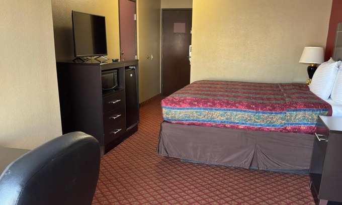 Central Oklahoma City Hotel | Coratel Inn & Suites Santa Fe OKC Deluxe 1 King Bed Smoking